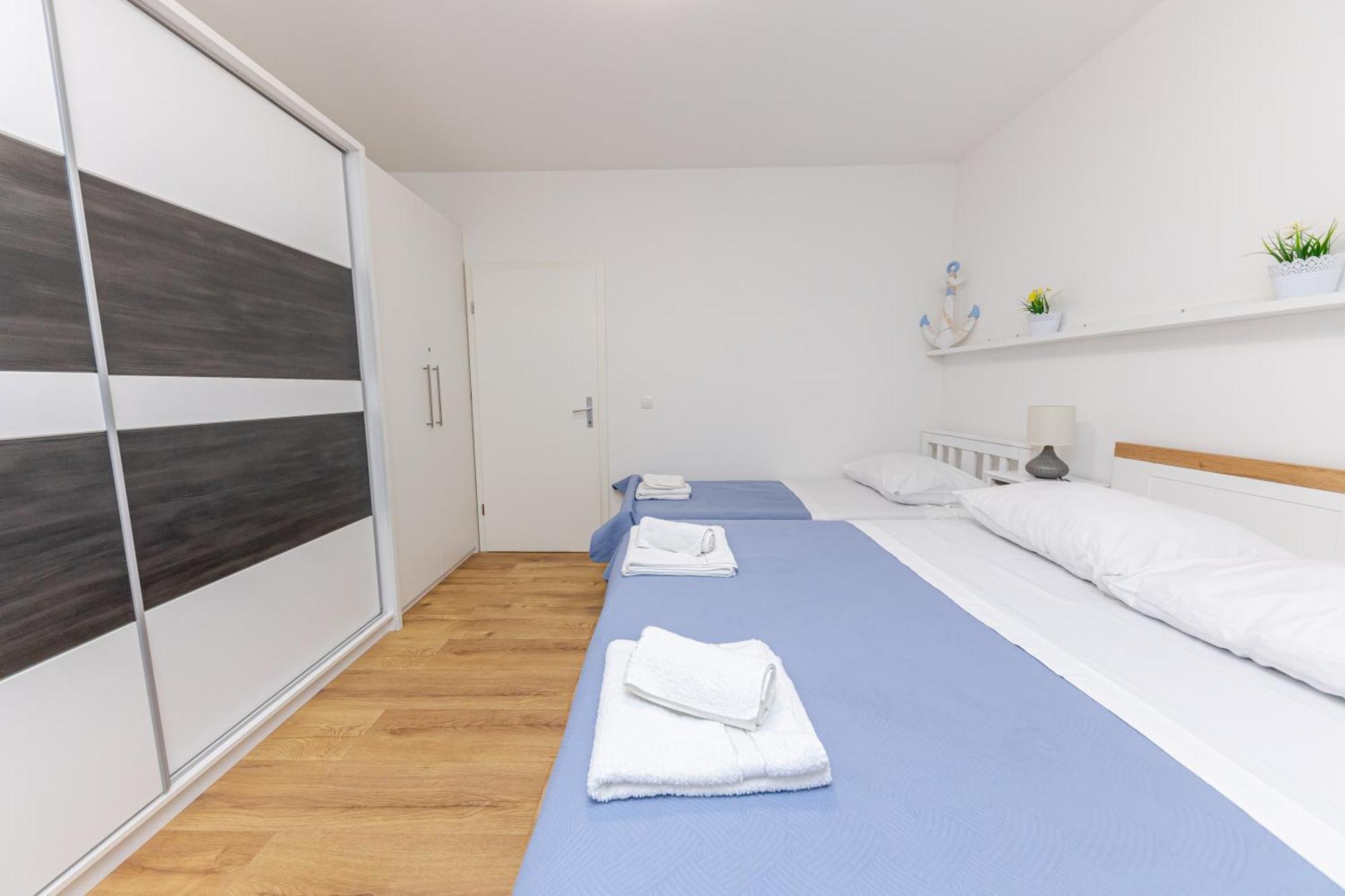 House Niko M With 6 Apartments スプリト エクステリア 写真