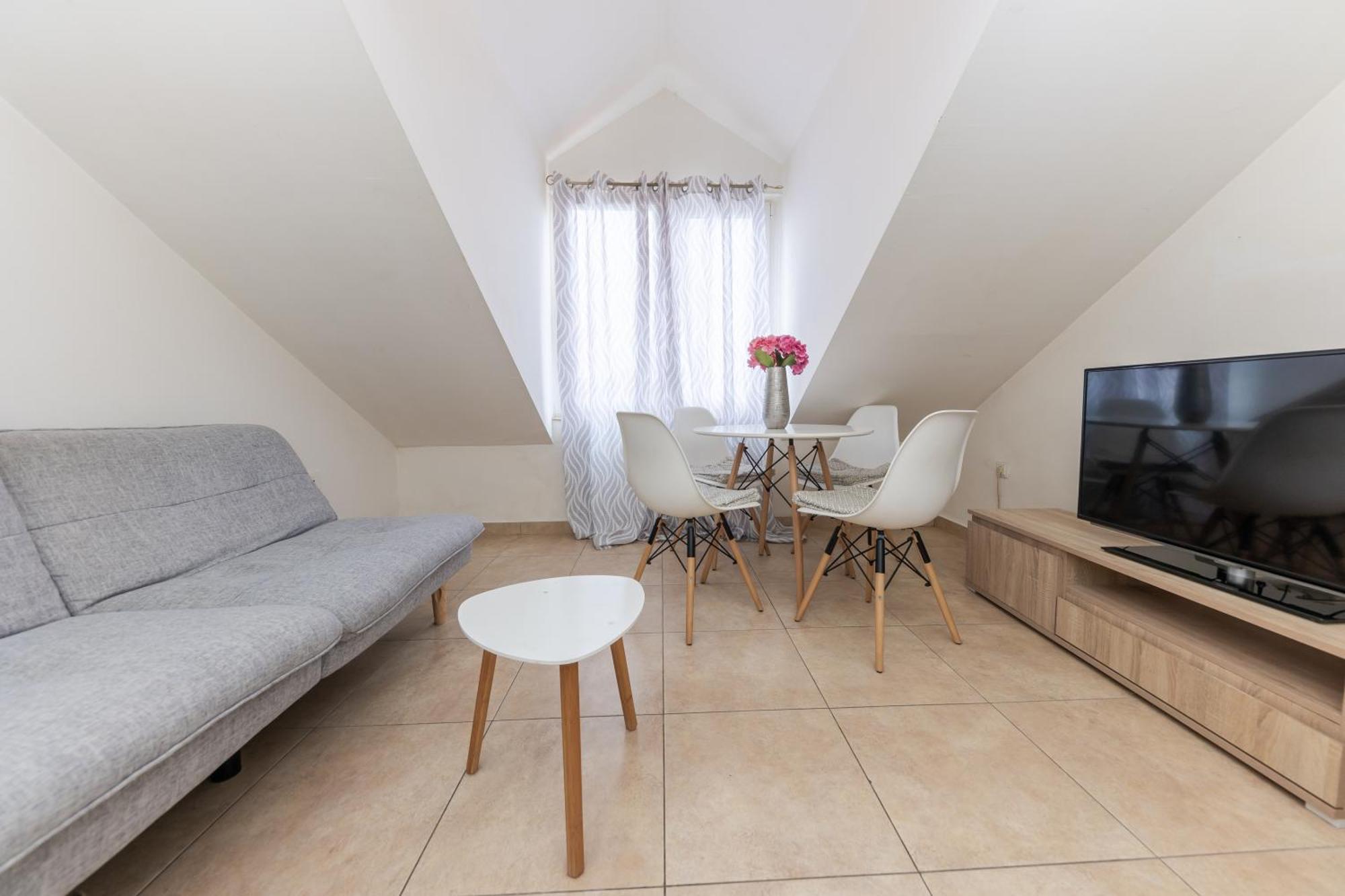 House Niko M With 6 Apartments スプリト エクステリア 写真